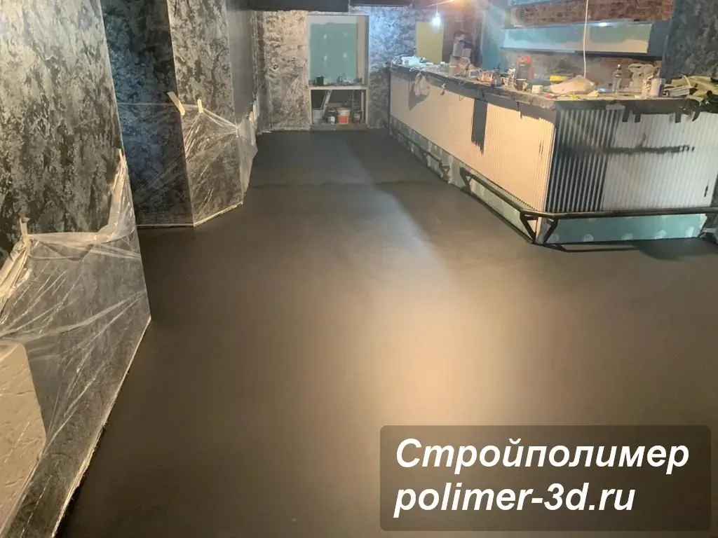 Тёмный полимерный пол в барной зоне ресторана