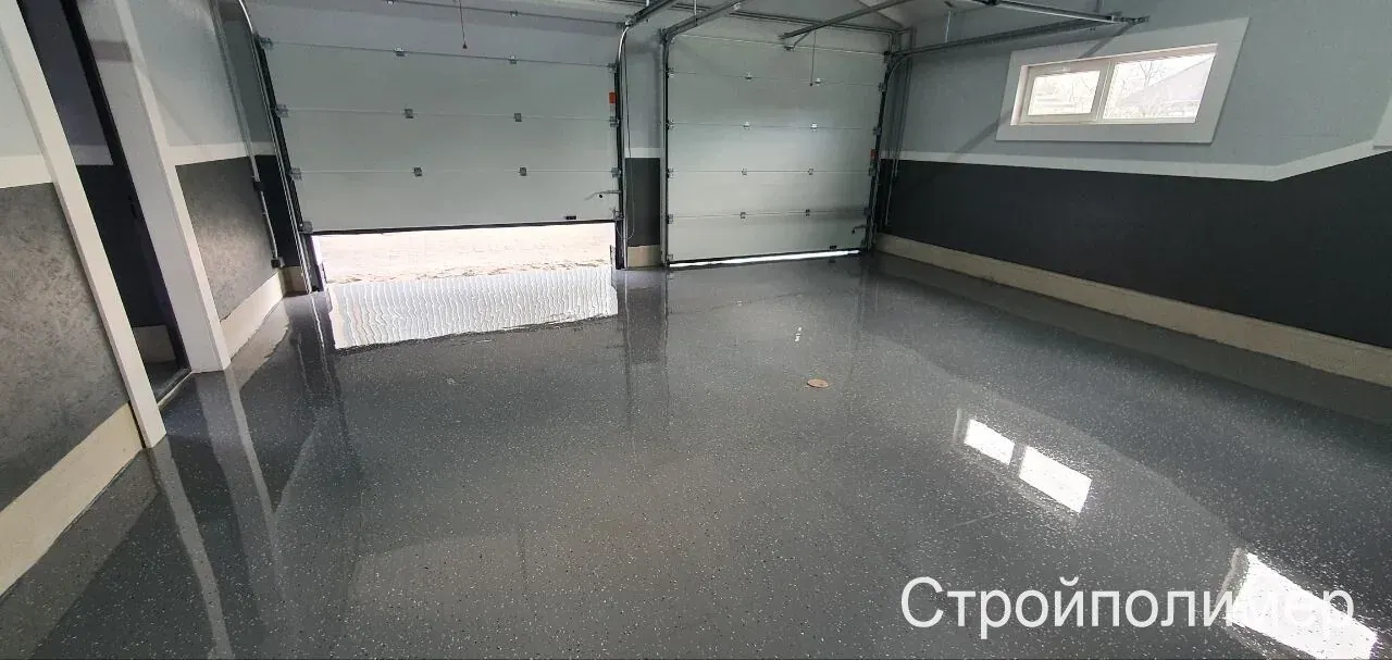 Серый глянцевый полимерный пол в гараже